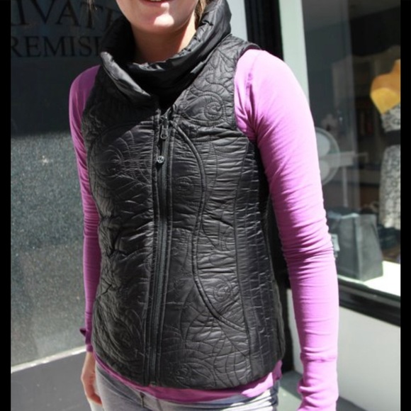 ⭐️ 2 x Host Pick ⭐️ Rare Lululemon Get Down Vest *Reversible - Picture 11 of 16